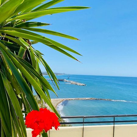 Apartment On The First Line Of The Sea With A View And Free Parking Marbella Exterior photo