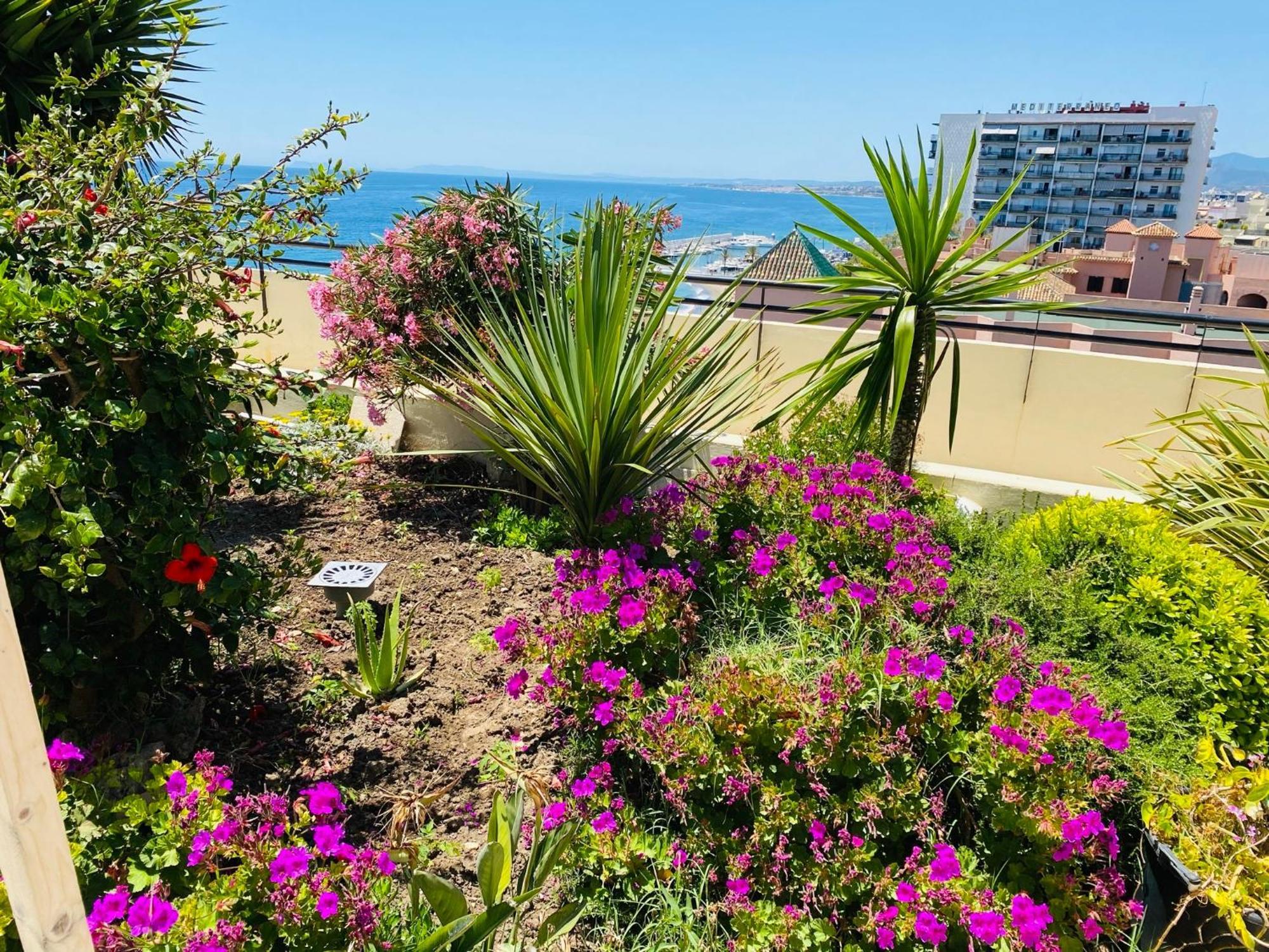 Apartment On The First Line Of The Sea With A View And Free Parking Marbella Exterior photo