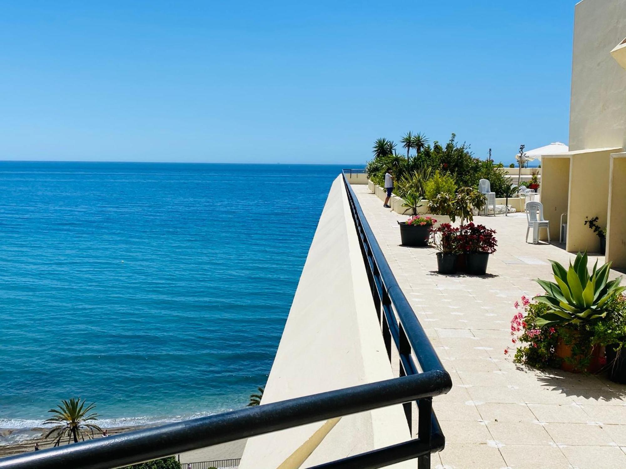 Apartment On The First Line Of The Sea With A View And Free Parking Marbella Exterior photo