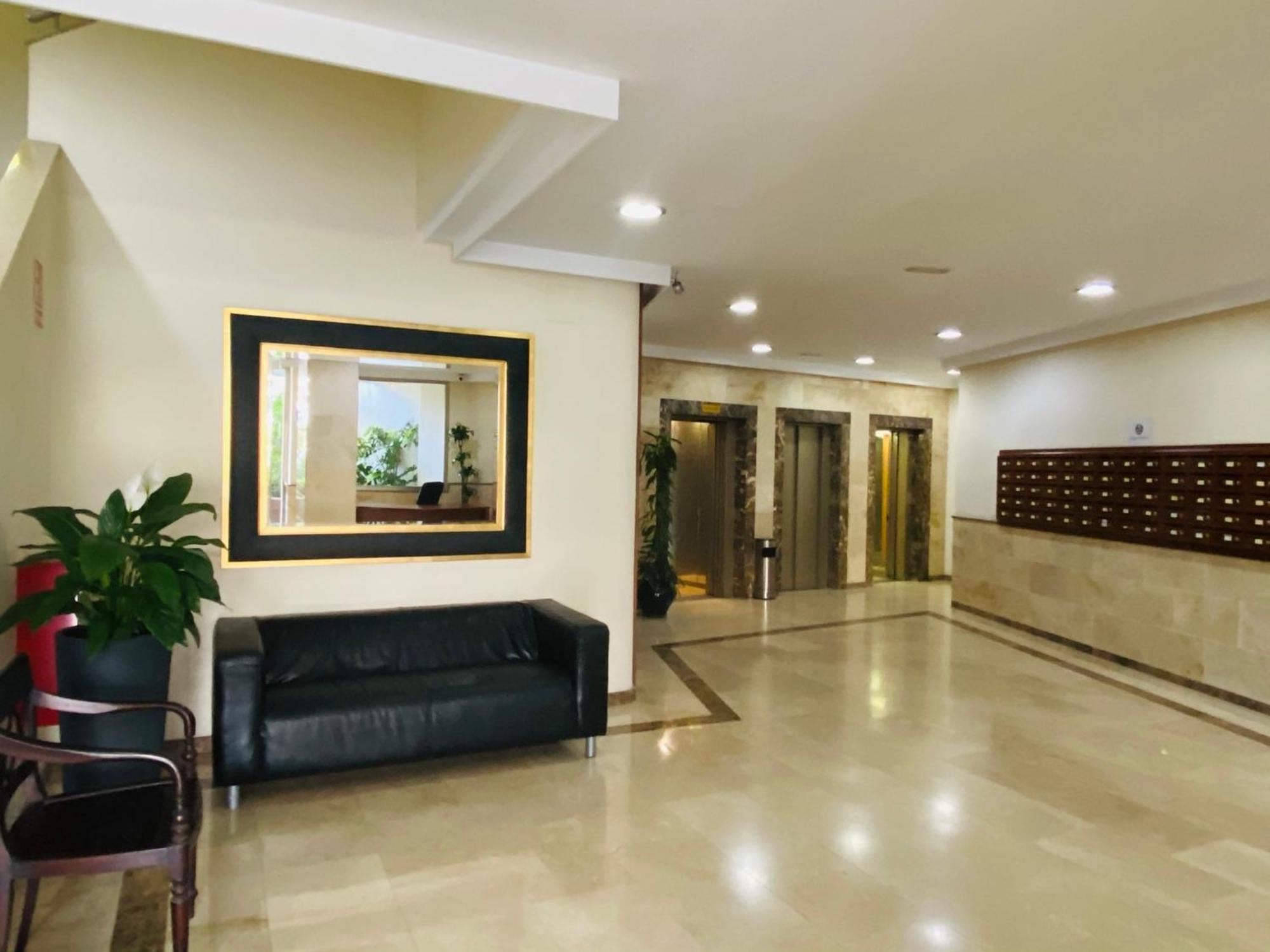 Apartment On The First Line Of The Sea With A View And Free Parking Marbella Exterior photo